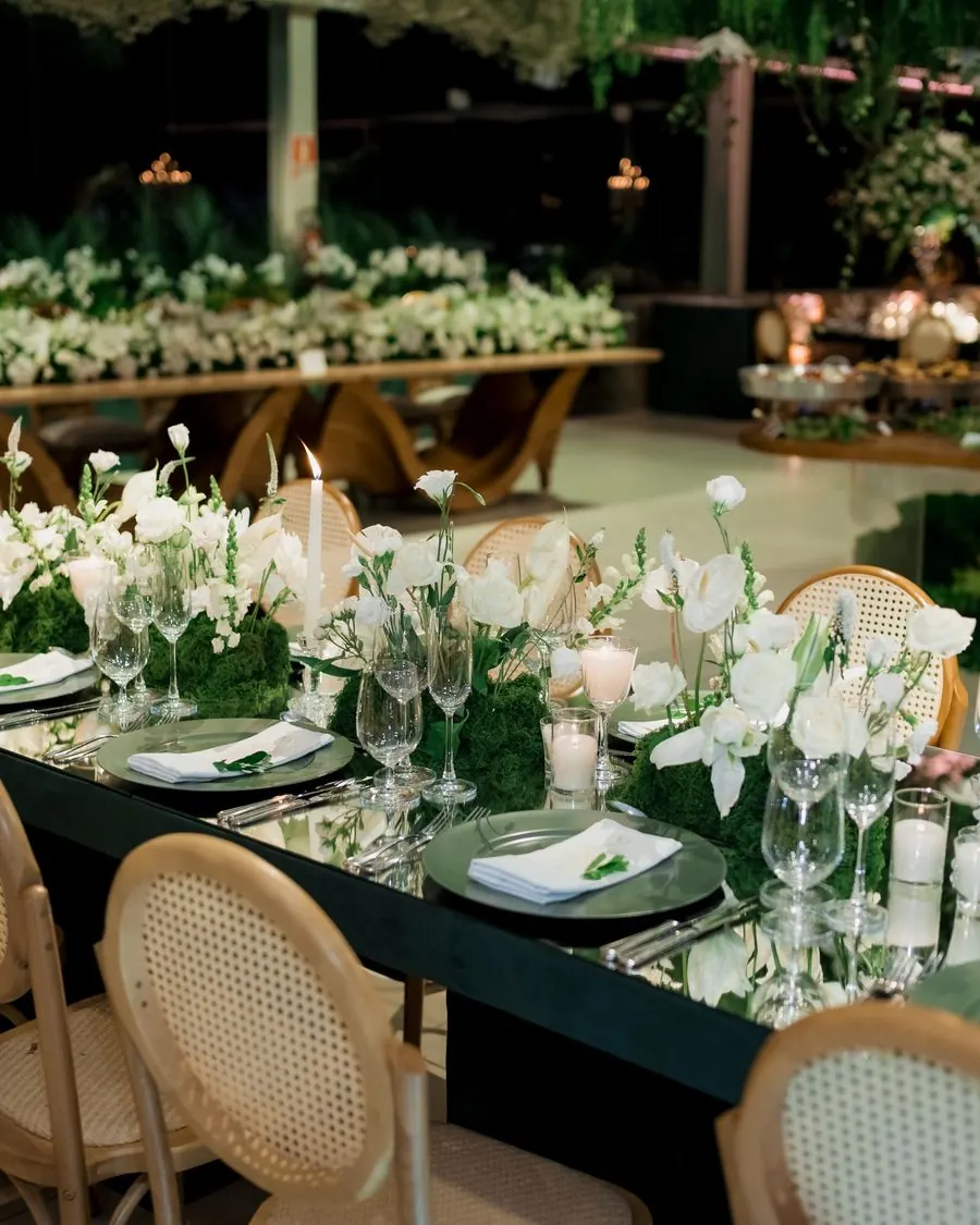 Decoración de banquete de boda con mesa de novios florida en un ambiente elegante