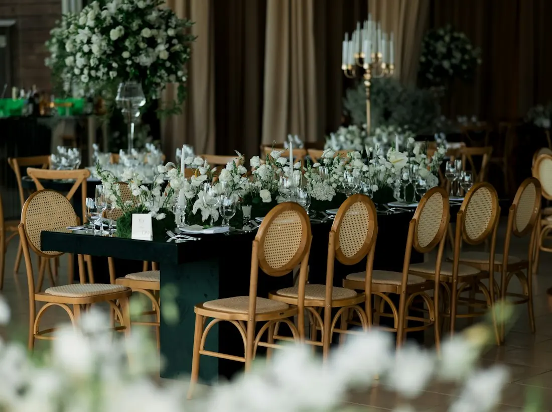 Salón elegante decorado para una celebración en casa con detalles en tonos champán
