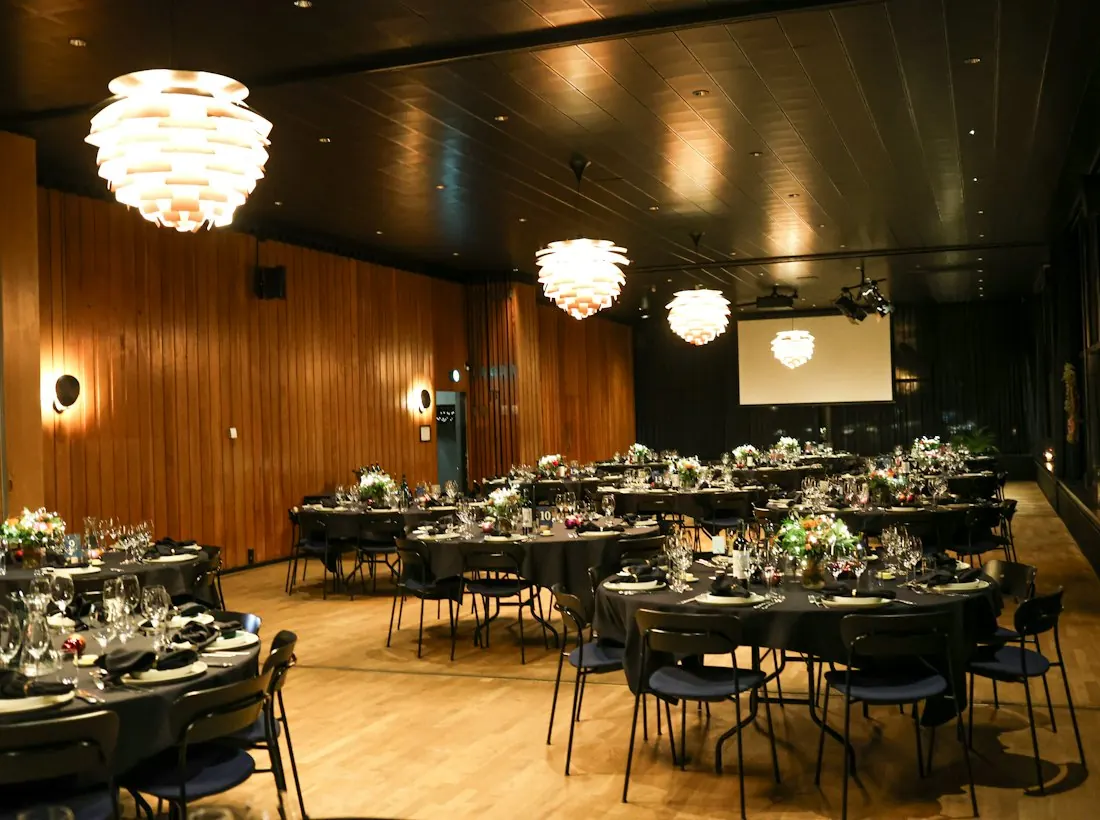 Sala de recepción elegante decorada para un encuentro de empresa