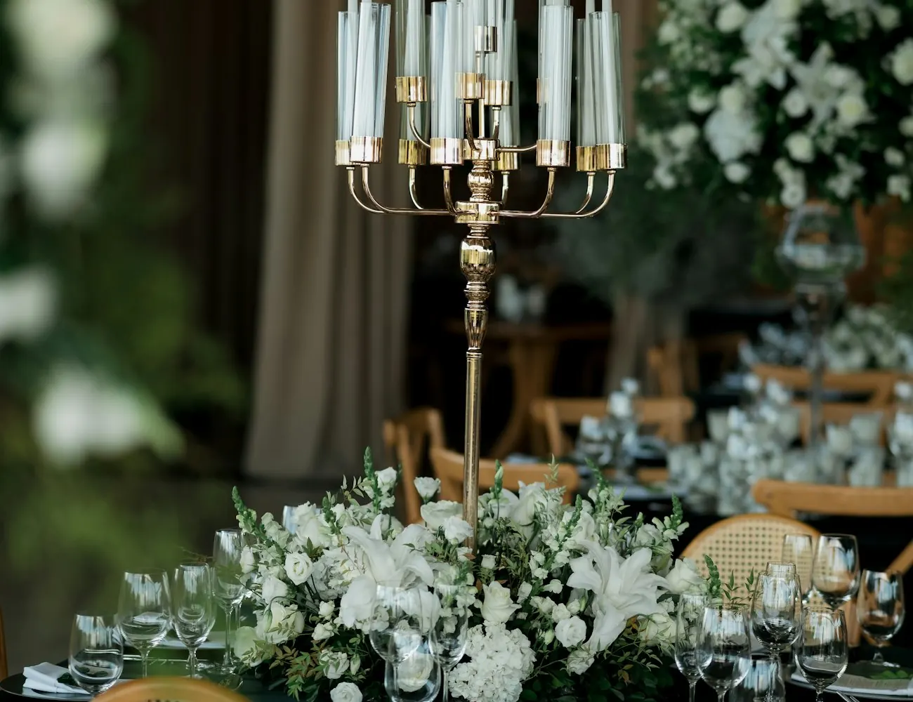 Ambientación de un salón elegante decorado para una celebración en tonos champán
