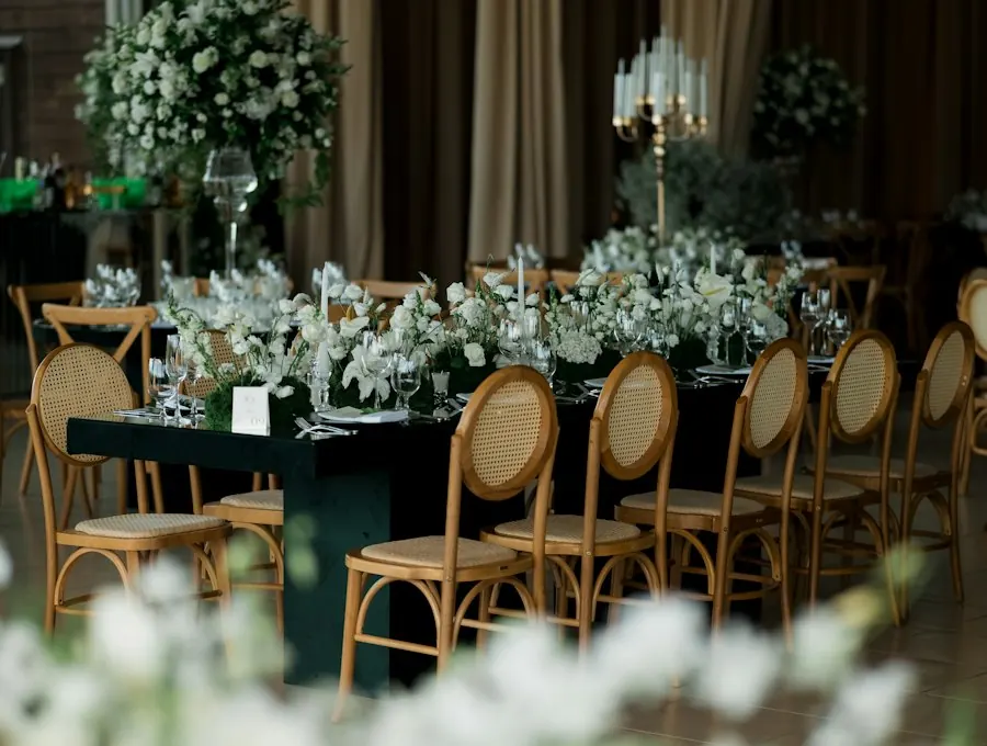 Ambientación de una ceremonia de boda con arcos florales y sillas forradas