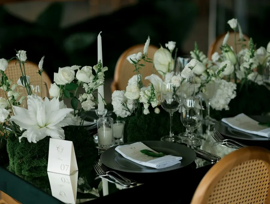 Decoración de una mesa para una comunión con detalles en tonos suaves